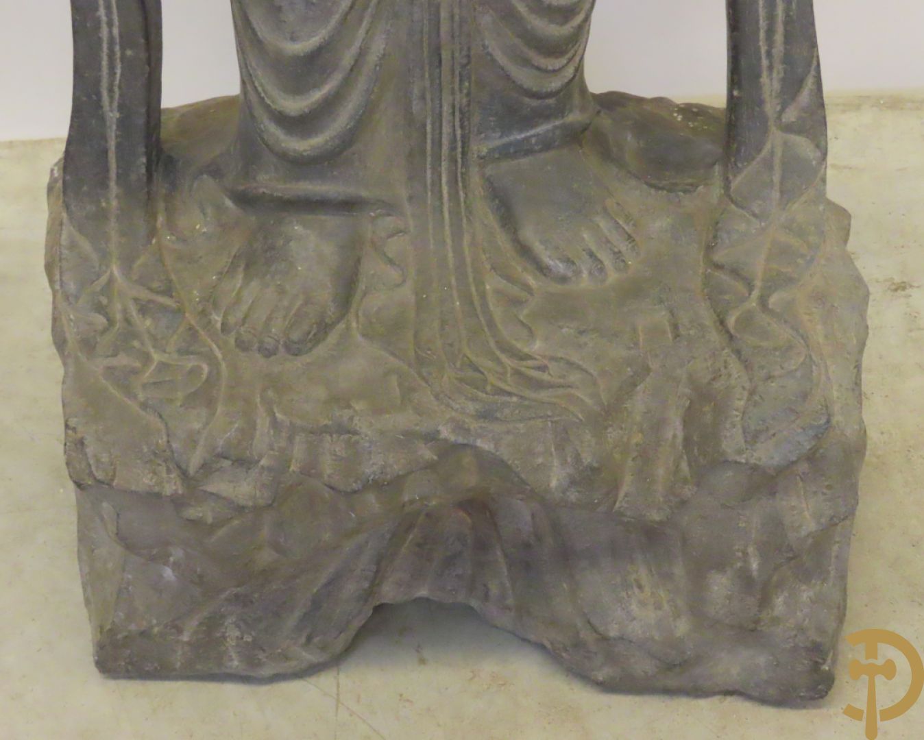 Aziatisch handgesculpteerd stenen beeld van een staande boedha