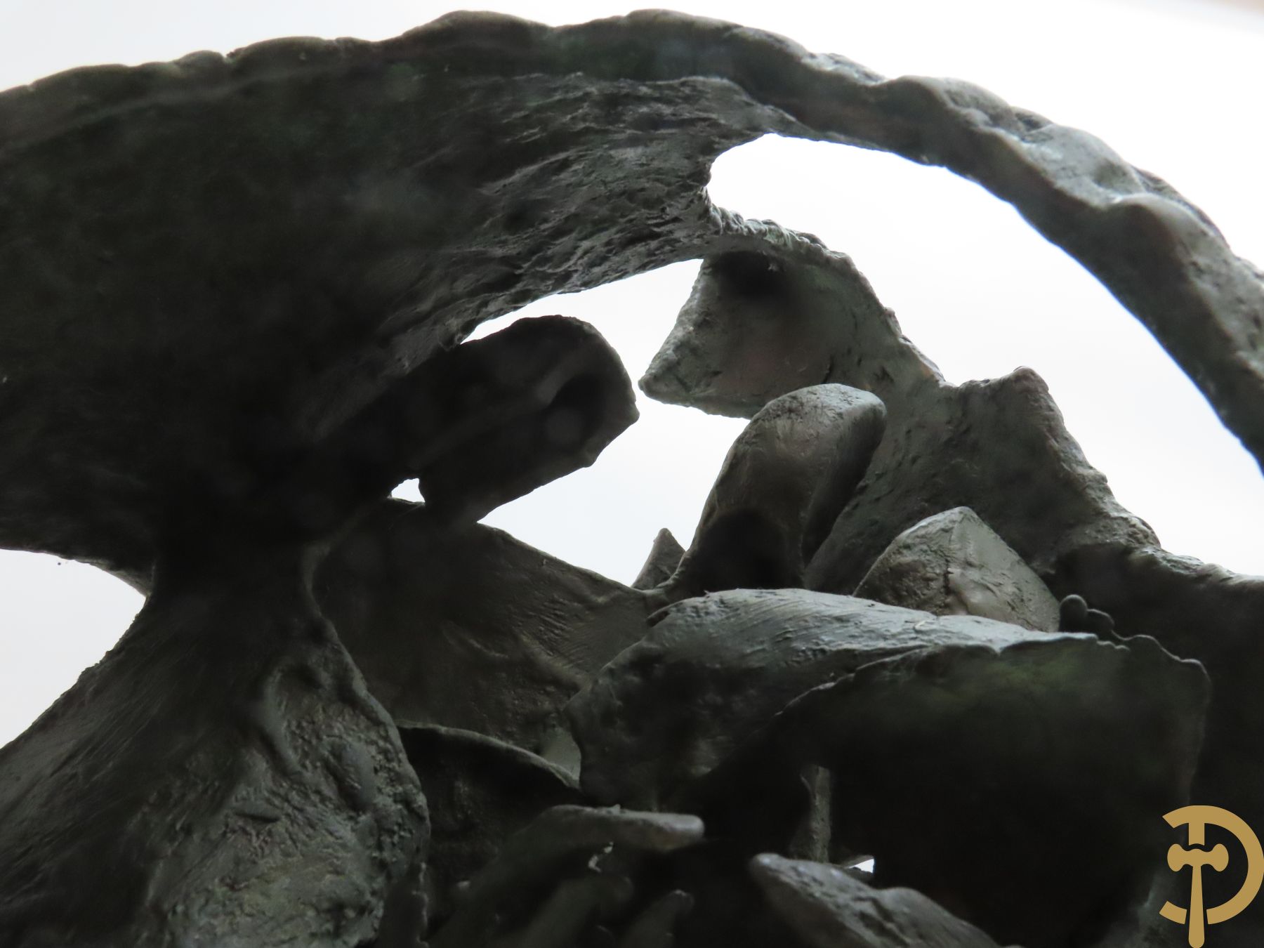 LAMPENS Mark getekend op arduinene sokkel - Kegelvormige bronssculptuur met grillig rolwerk