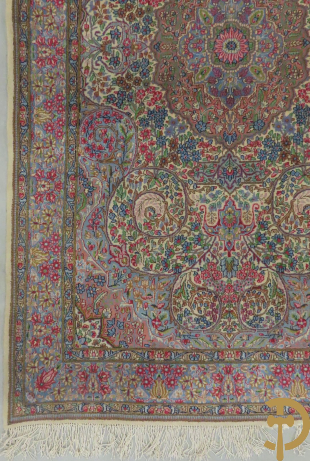 Iranees handgeknoopt tapijt Kirman Lavar met centraal medaillon omgeven door florale motieven