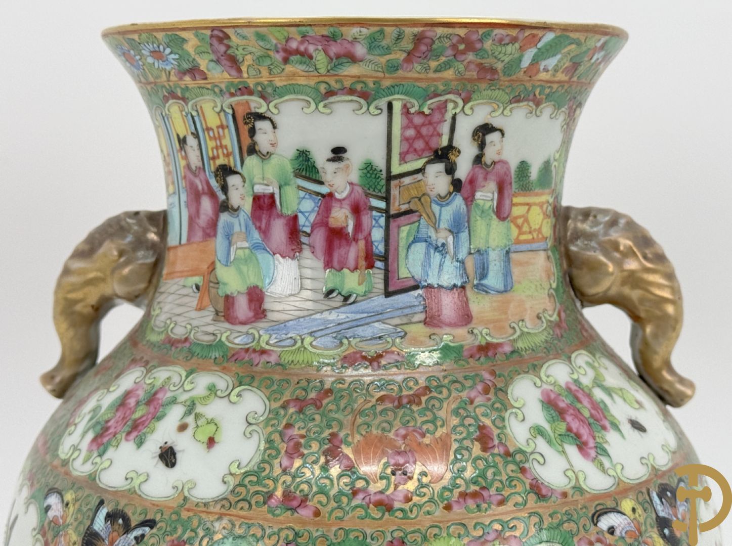 Chinese porseleinen Kantonvaas met geanimeerde taferelen, bloemen, vogel en vlinderdecor