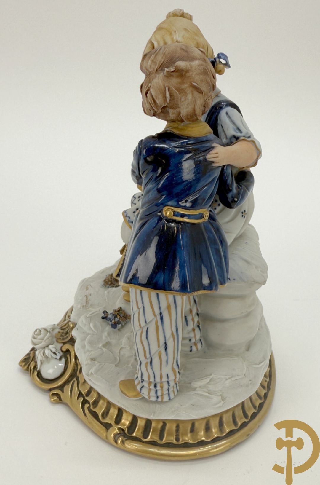 Paar gekleurde porseleinen sierbeeldjes op bronzen voet, Capo di Monte + 2 sierbeeldjes op bronzen voet