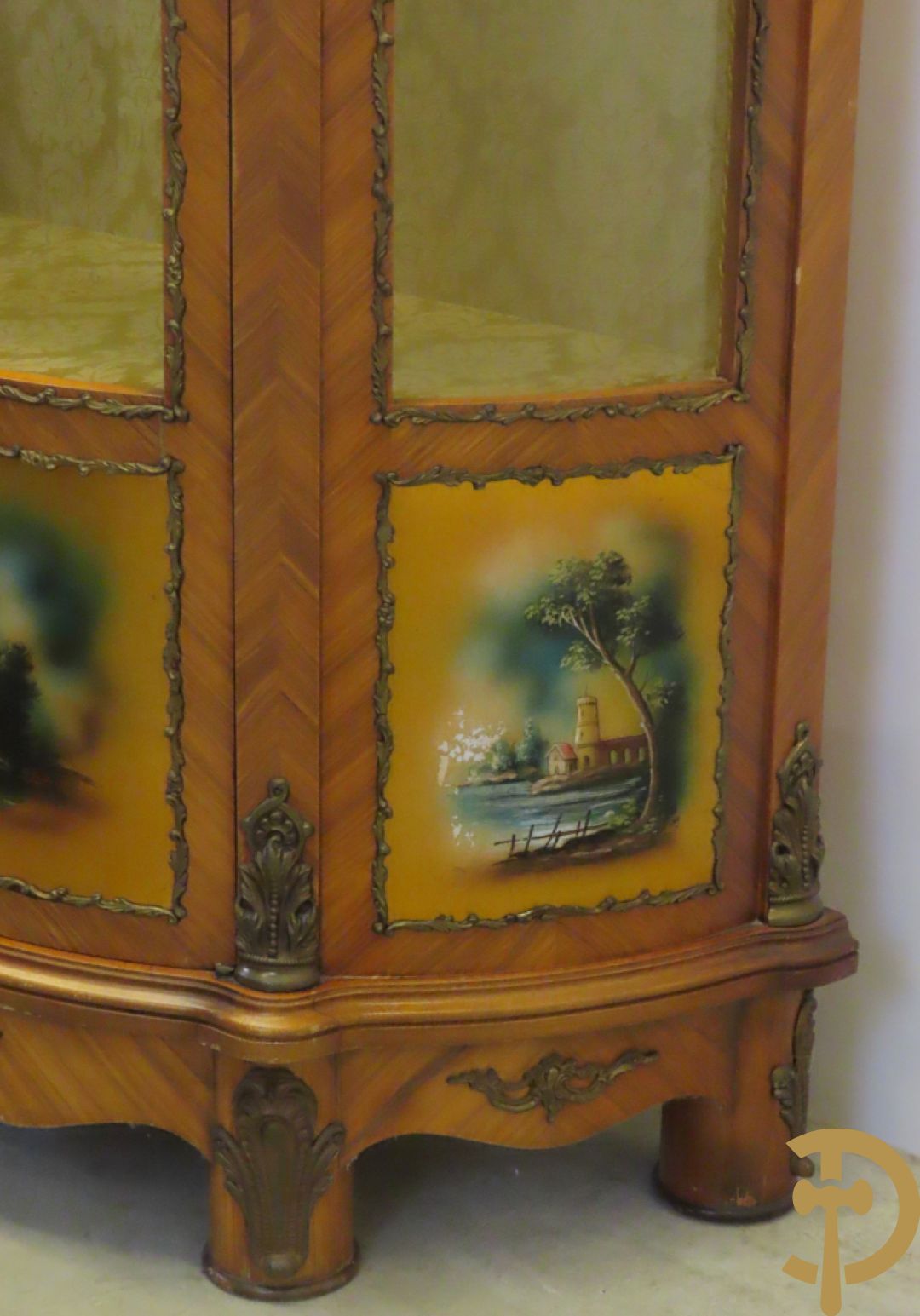 Gebogen notelaren vitrine bezet met bronsbeslag en onderaan met romantisch tafereel