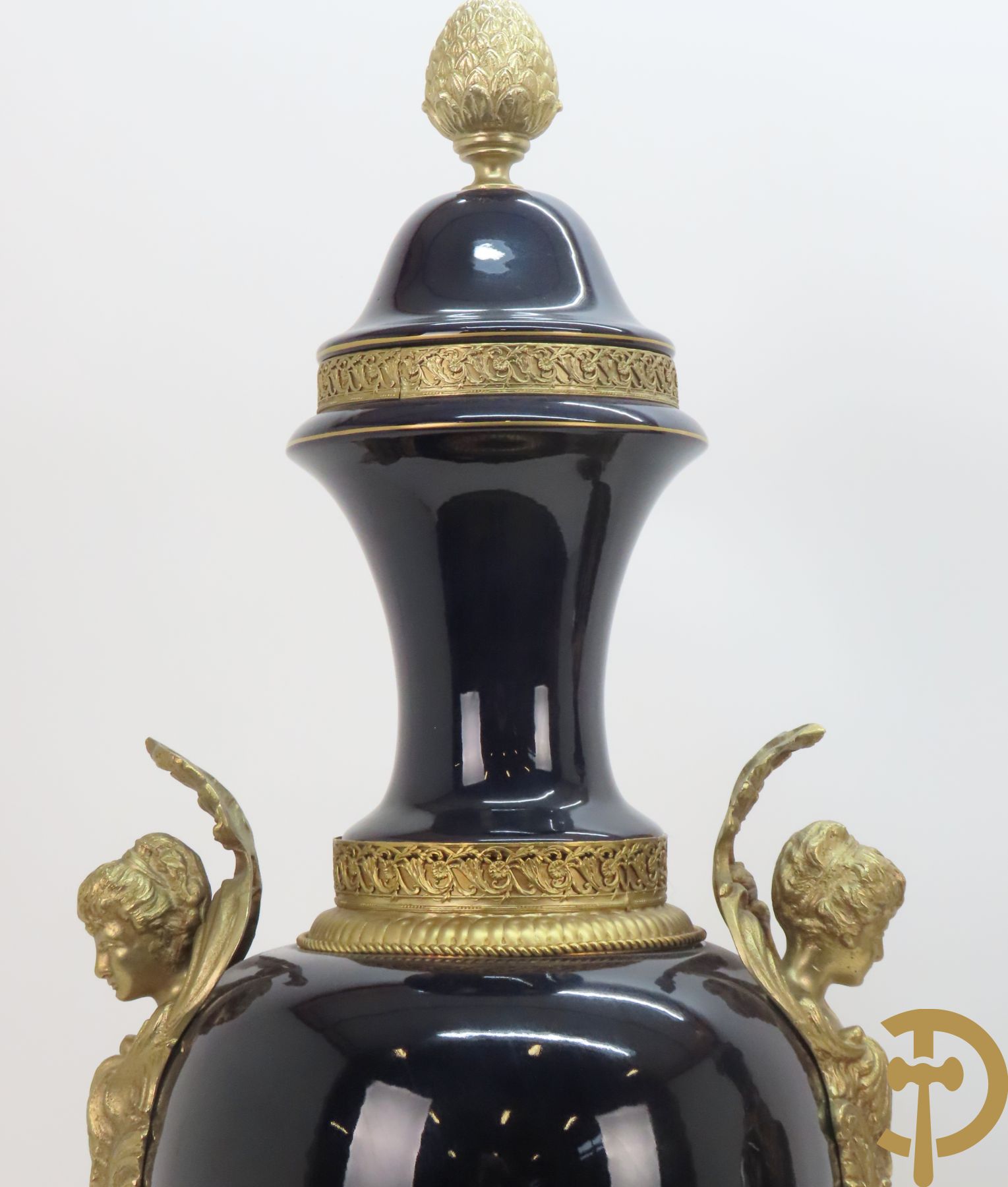 Paar Sèvres stijlvazen met geanimeerd romantisch decor, zijdelings bezet met bronzen medusahoofden, Rouly getekend