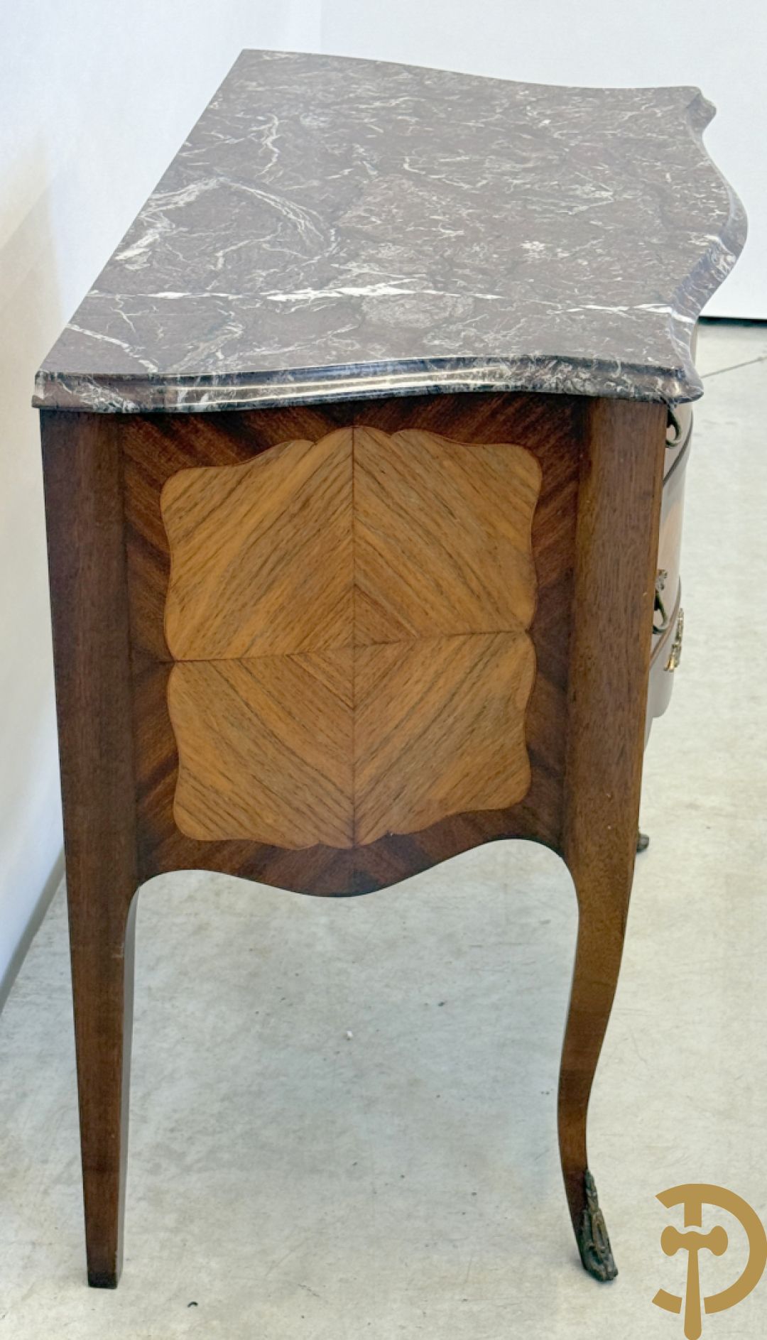 Notelaren tweeladencommode met bronsbeslag en grijs marmeren blad op voluutvormige poten