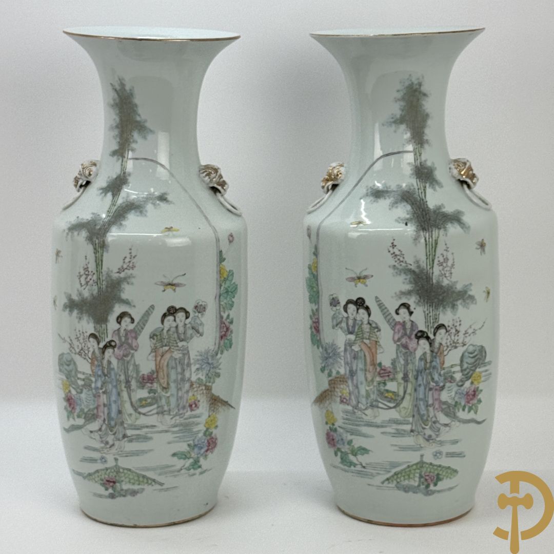Paar Chinese porseleinen vazen met decor van dames in landschap