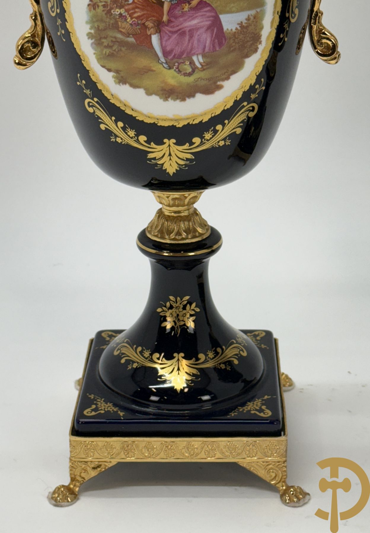 Paar kobaltblauwe siervazen met romantisch decalcomanie decor bezet met bronzen armen