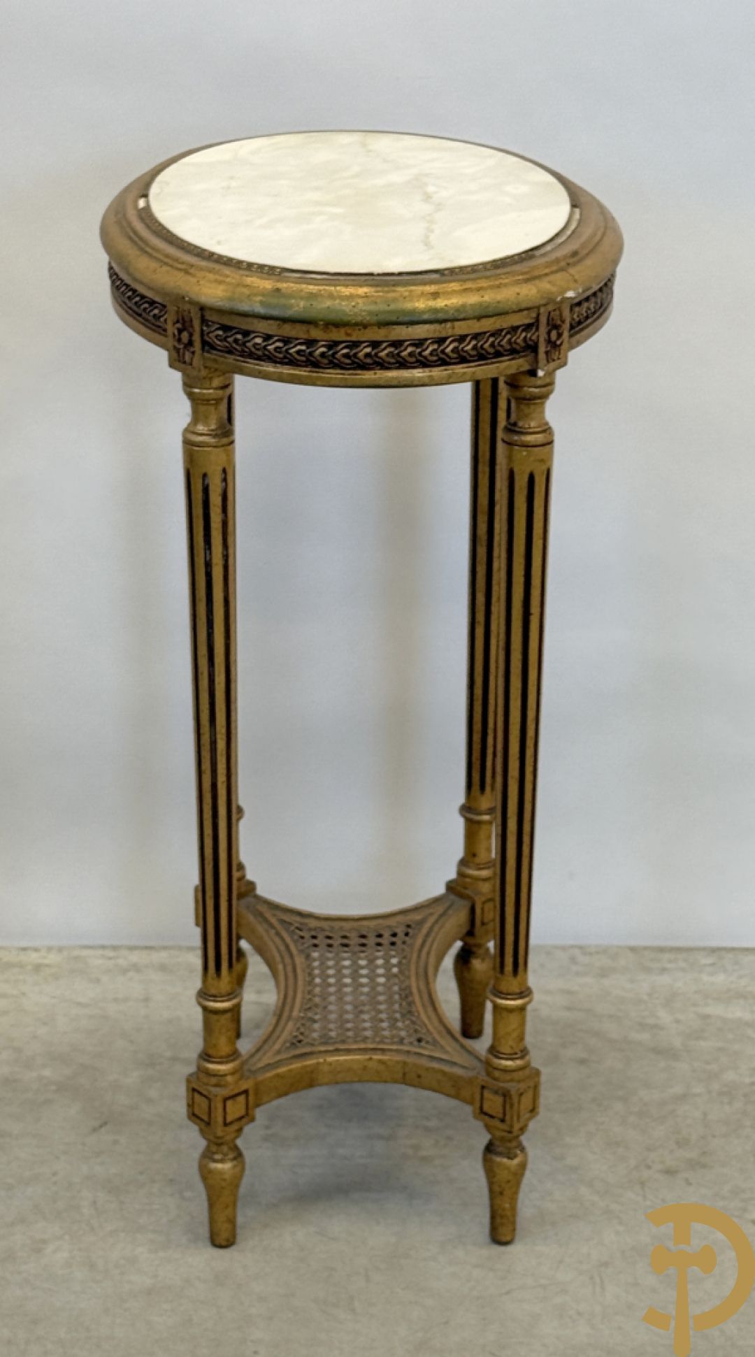 Vergulde Louis XVI bijzettafel met wit marmeren blad op gecanneleerde poten