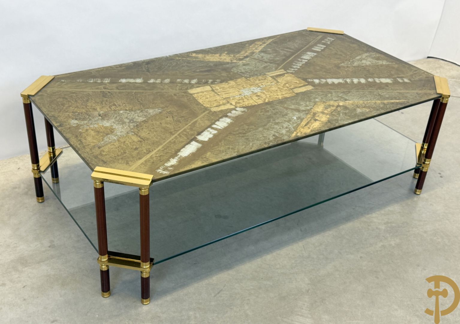 Vintage salontafel met geslepen glazen blad met bladgoud bewerkt op koperen voeten, Meersman Lucas getekend + 2 sidetables met geslepen glazen blad met bladgoud bewerkt op koperen voet, Meersman Lucas getekend + bijhorende lampadaire