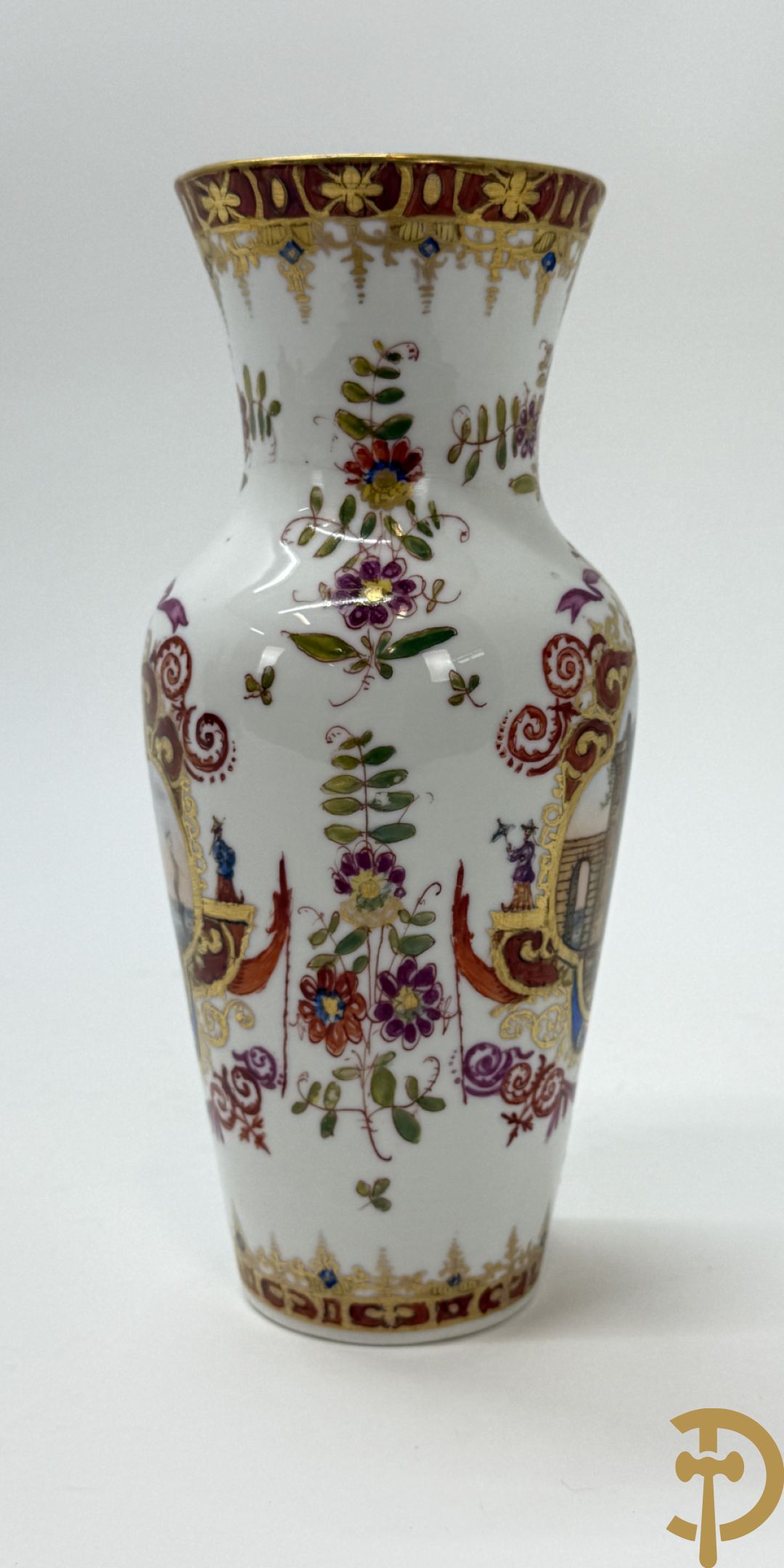 Paar kalebasvormige porseleienen vazen met antieke havenzichten + porseleinen vaasje met havenscènes, onderaan gemerkt