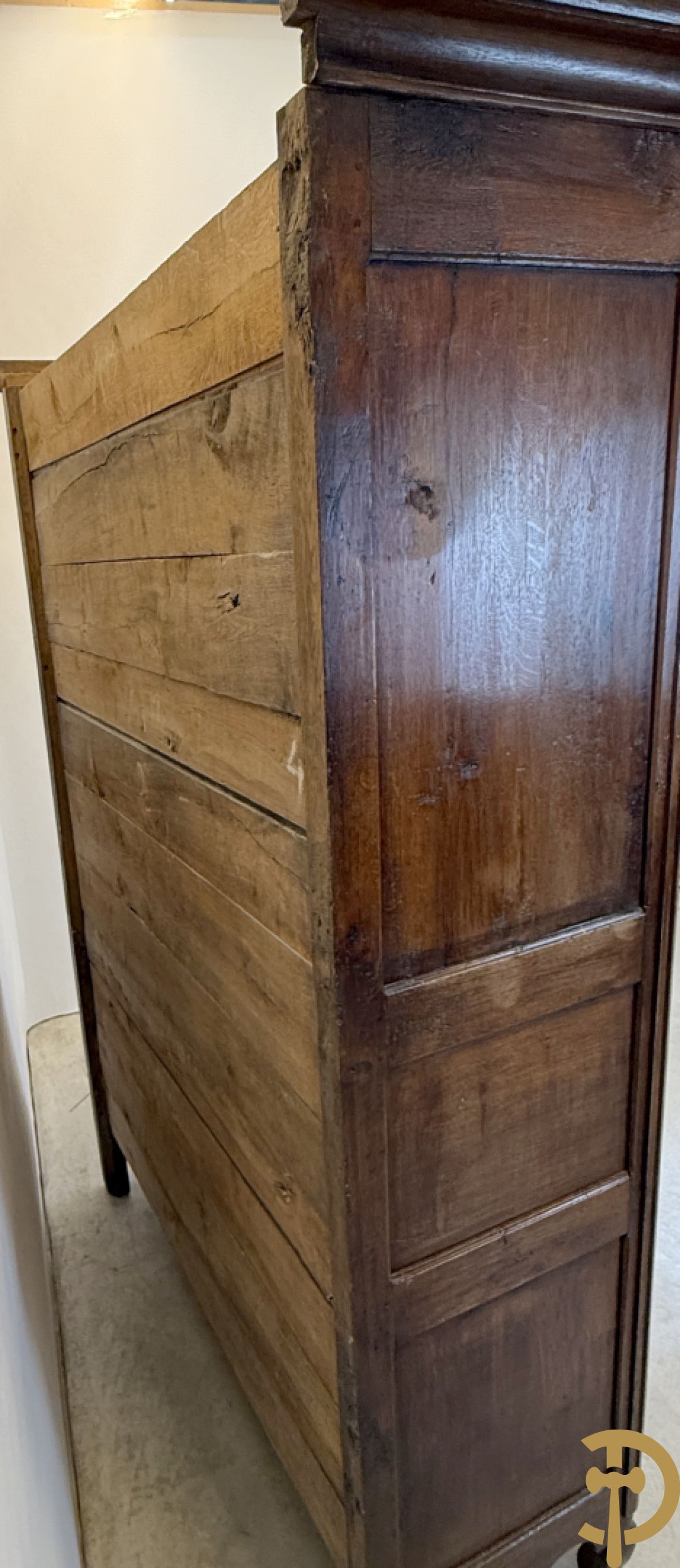 Massief eiken tweedeurskast met afgestoken panelen en gecanneleerde afgeronde hoeken