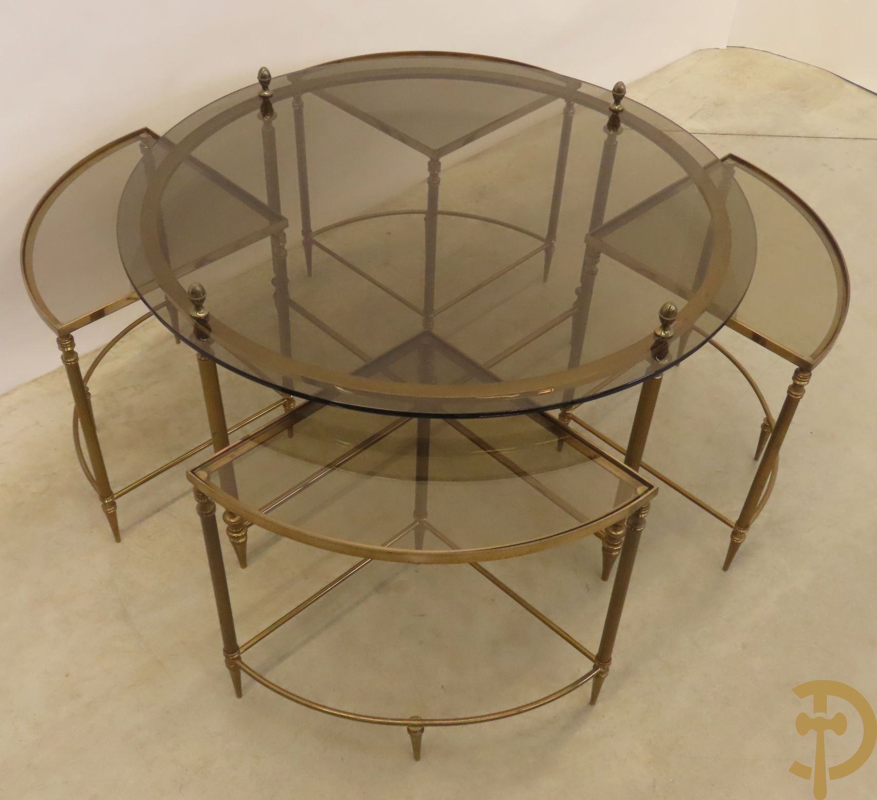 Vintage salontafel met gefumeerd glazen rond blad bezet met denappels op koperen onderstel - eronder met 4 inschuifbare kwartvormige bijzettafeltjes