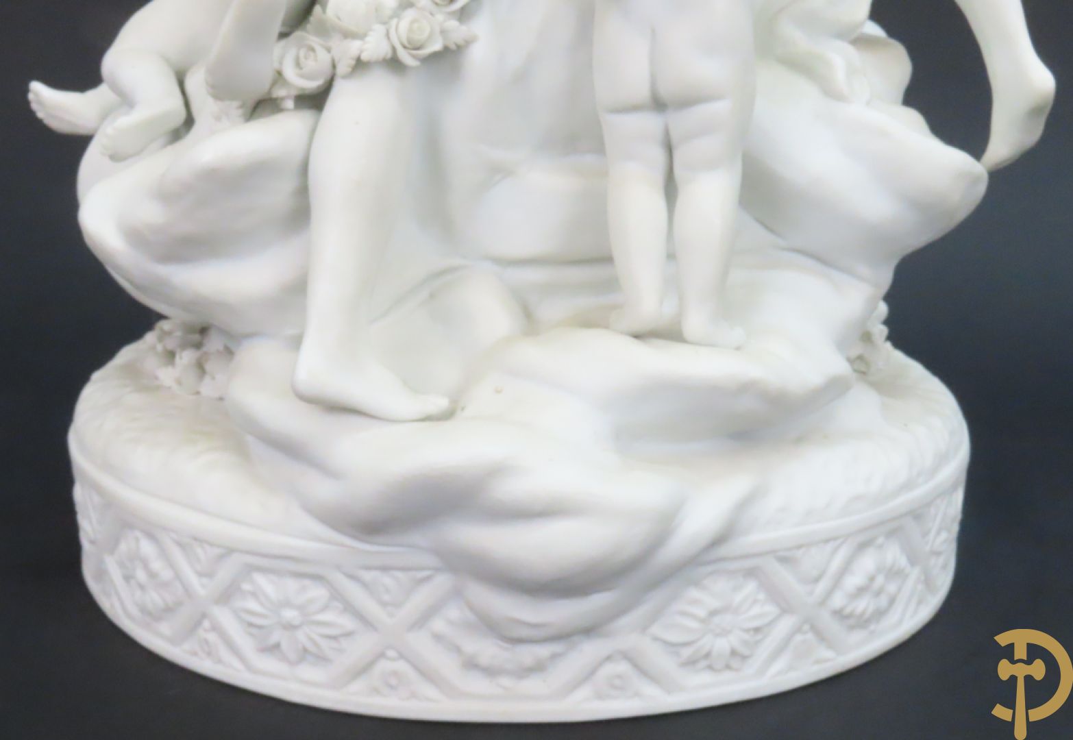 Porseleinen sierbeeld met 4 naakte dames en cupido bezet met bloemenkransen, Sèvres gemerkt