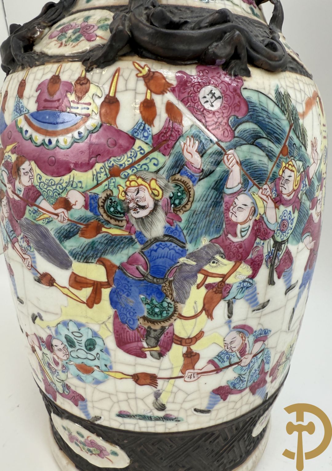 Paar Nankin vazen met dansende figuren en krijgertaferelen op houten sokkels