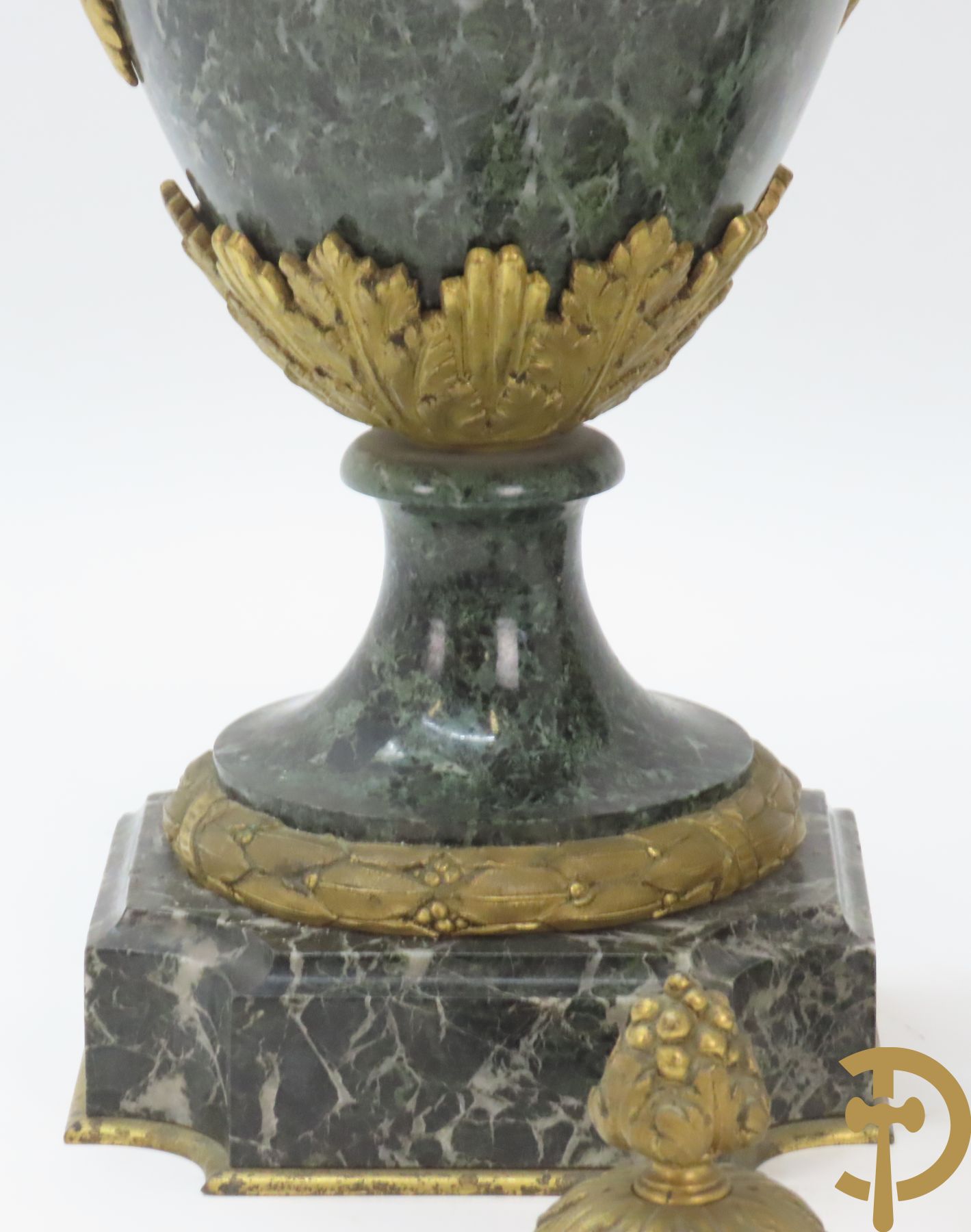 Paar marmeren cassolettes met los deksel, zijdelings bezet met accanthusranken en bloemen