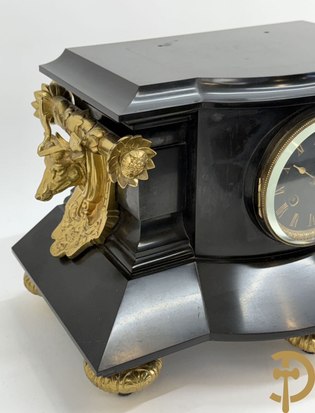 Zwart marmeren garnituur Napoleon III bestaande uit paar bronzen vuurrvergulde vijfarmige kandelaars bezet met vogels op zwarte marmeren basis met hertenkoppen + zwart marmeren middenstuk met klok bezet met hertenkoppen (zonder beeld)