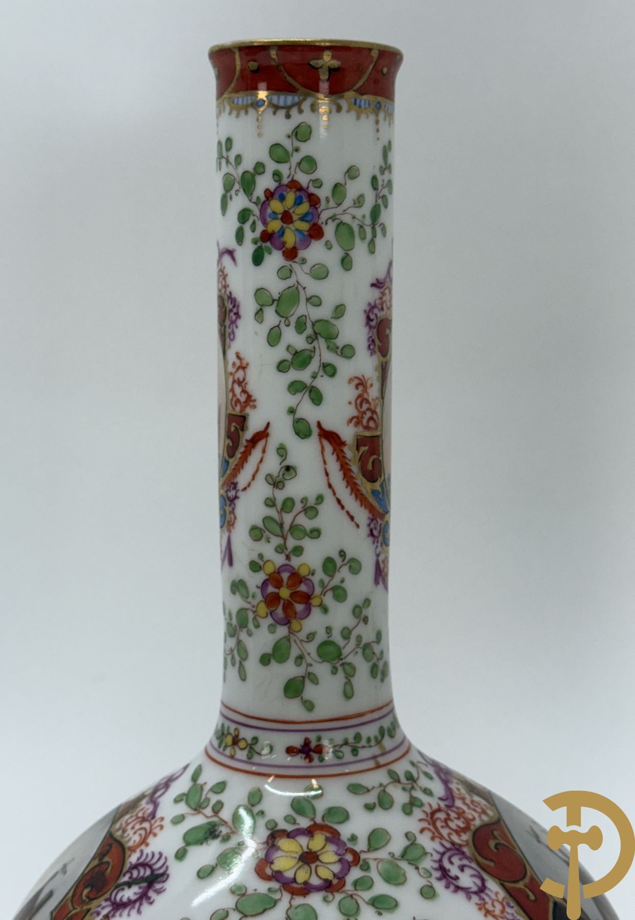 Paar kalebasvormige porseleienen vazen met antieke havenzichten + porseleinen vaasje met havenscènes, onderaan gemerkt