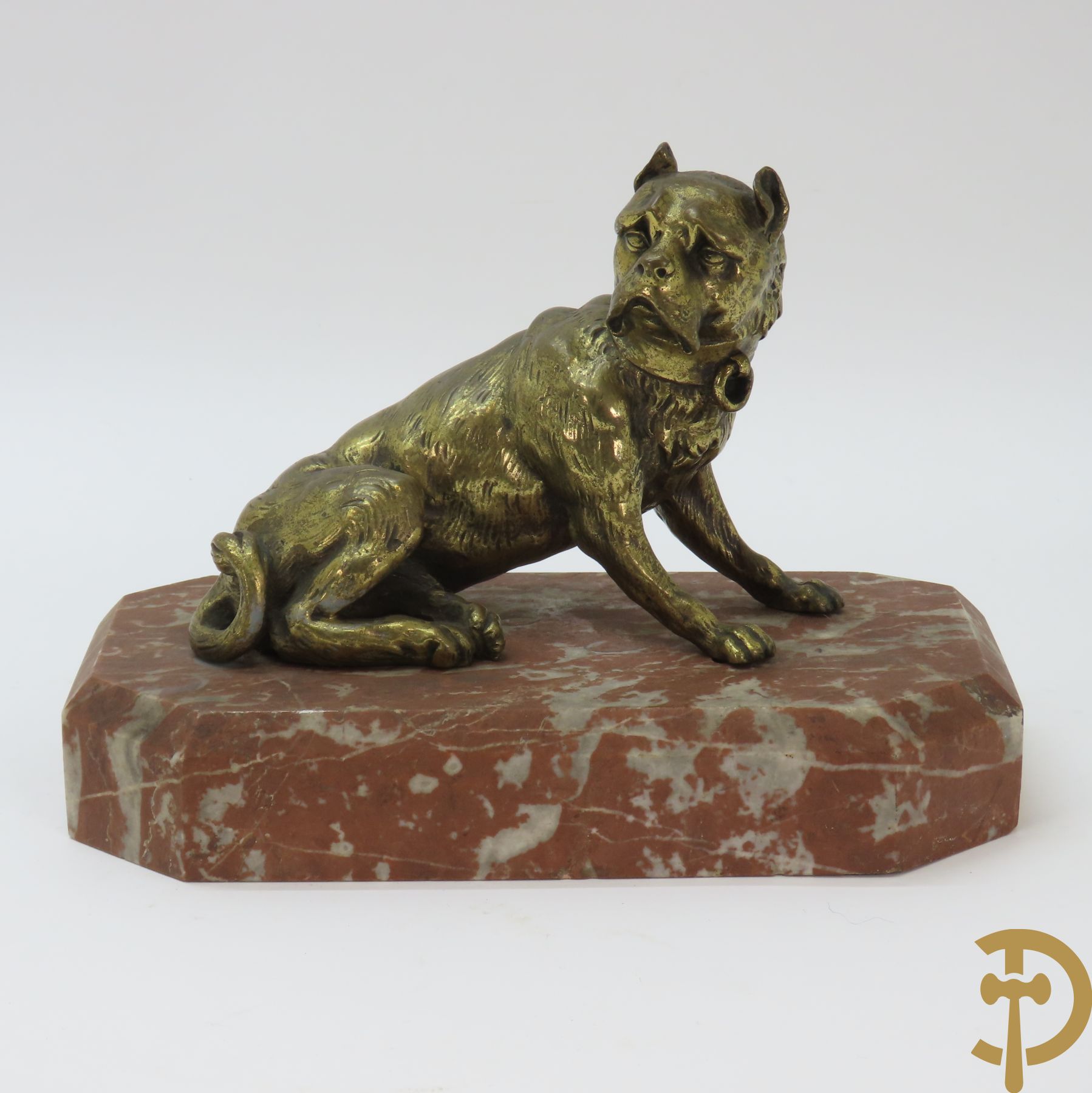 Ongetekend 'Zittende hond' vergulde brons op marmeren sokkel