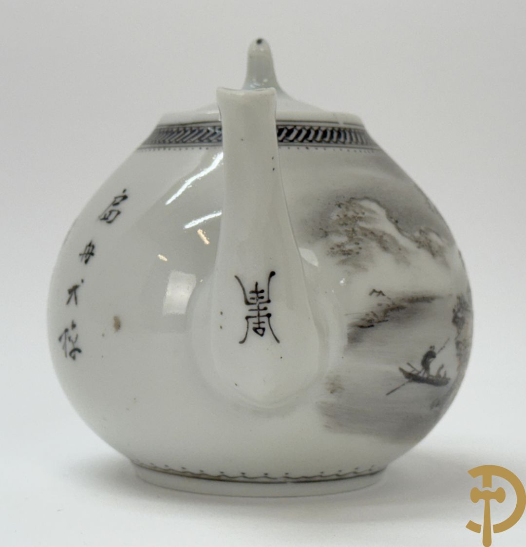 Chinees porseleinen theekannetje met landschapsdecor, vooraan en achteraan Chinese tekens, Republieks periode + kleine Kanton theekan