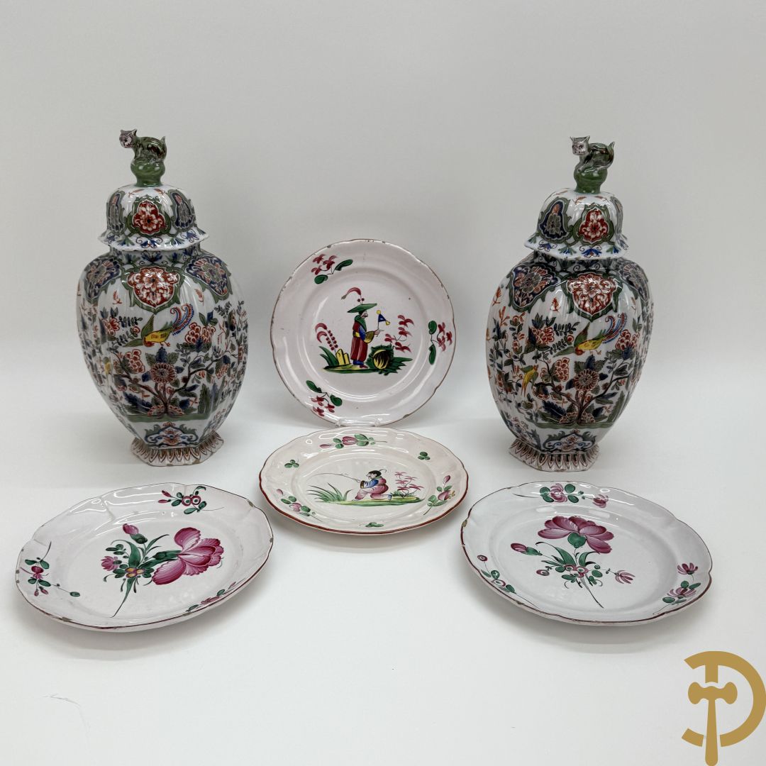 Paar polychrome Delftse zeshoekige dekselvazen met bloemen- en vogeldecor + 4 Strassbourgborden