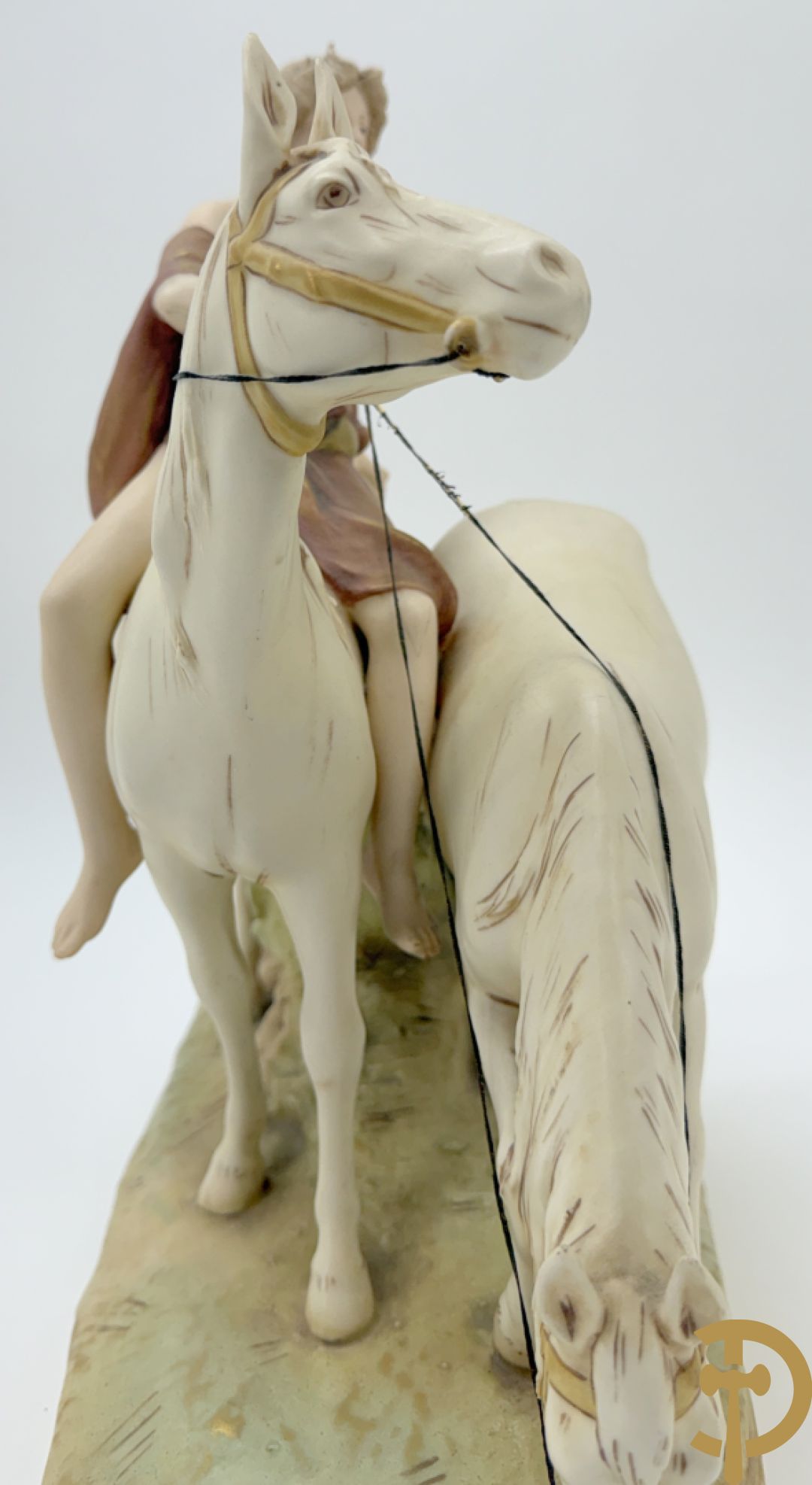 Paardenmenner in Royal Dux, onderaan gemerkt nr. 2072