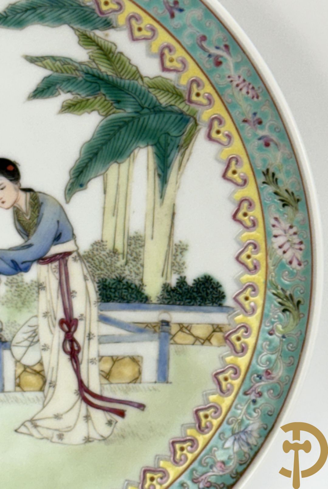 Paar porseleinen Chinese republieksbordjes met decor van dames in landschap