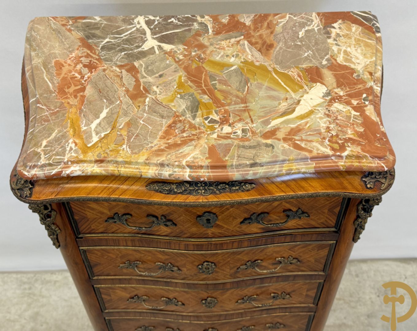 Gemarketteerde notelaren zevenladenkast bezet met bronsbeslag en marmeren blad