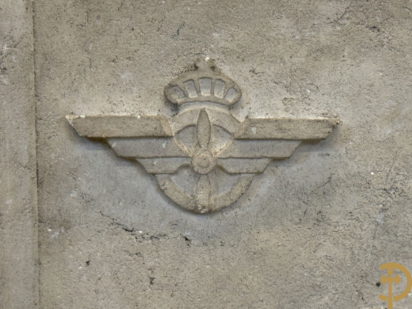 WILLAERT getekend - Gestyleerd Art Deco basrelief met Icarus en vliegenierssymbool in beton