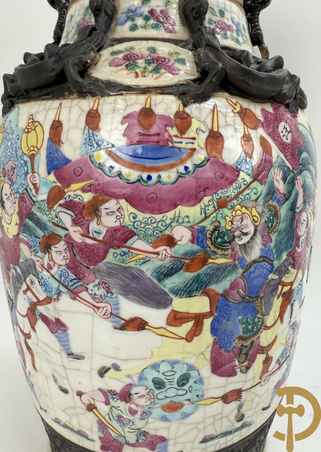 Paar Nankin vazen met dansende figuren en krijgertaferelen op houten sokkels