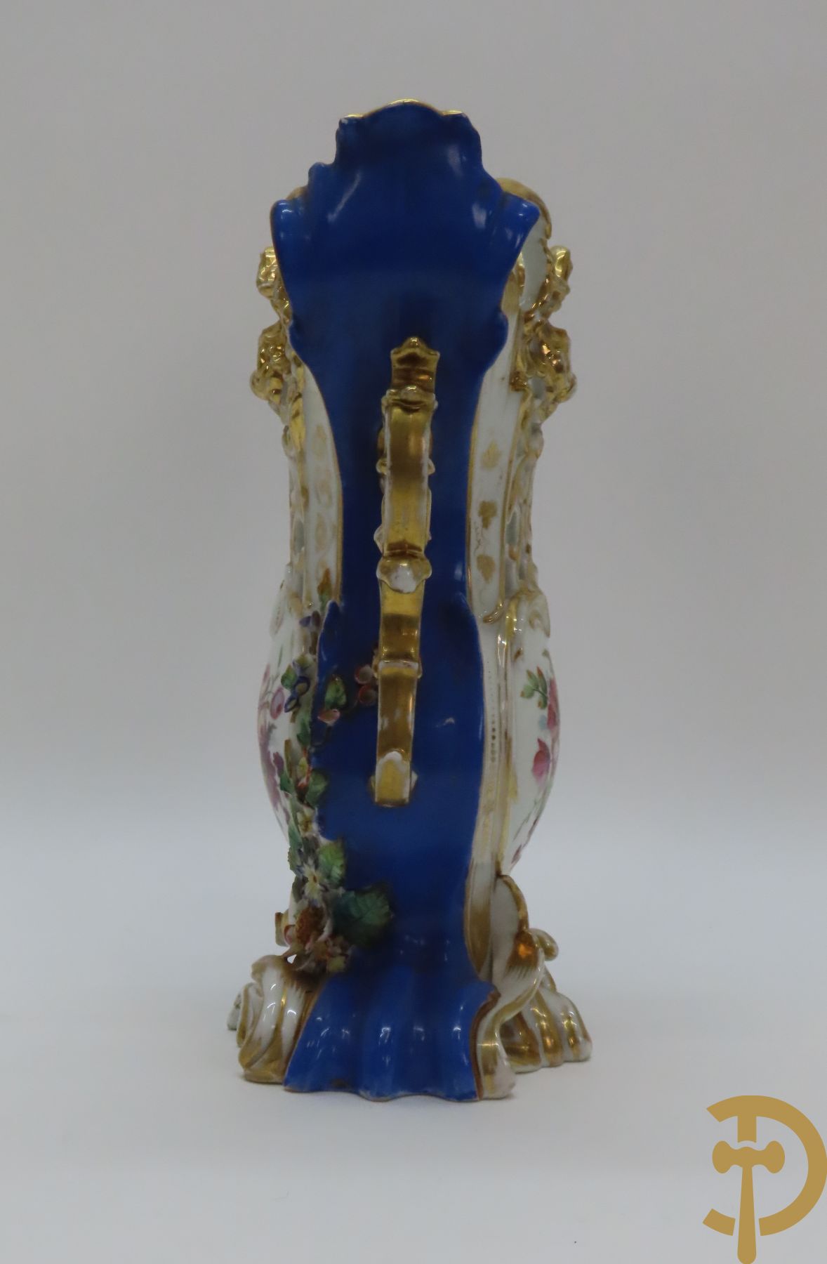 Porseleinen Franse cornetvaas geajoureerd met bloemenmotief, Vieux Paris + Vieux Paris coupe + porseleinen coupe met bloemenmotieven bezet