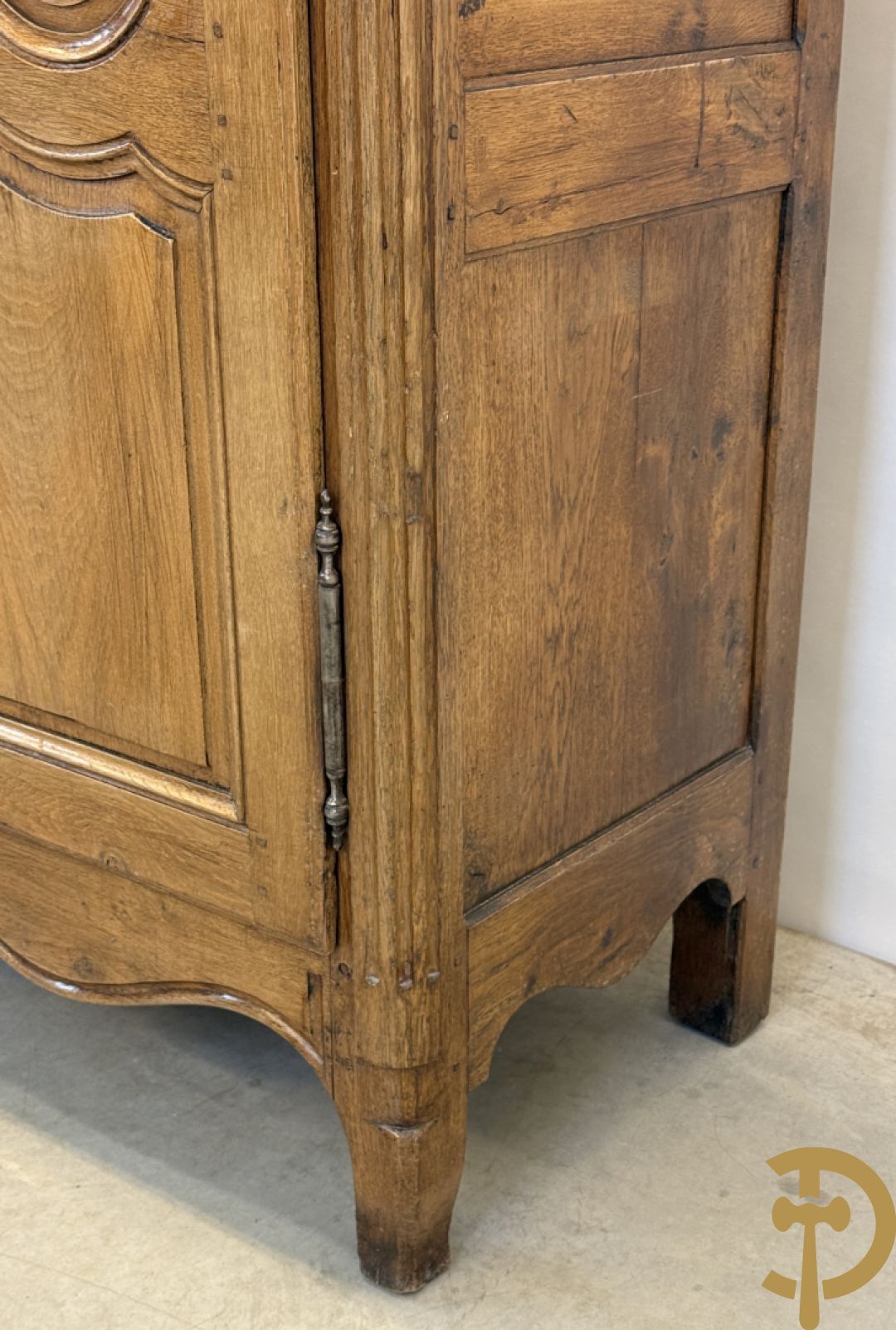 Massief eiken tweedeurskast met afgestoken panelen en gecanneleerde afgeronde hoeken