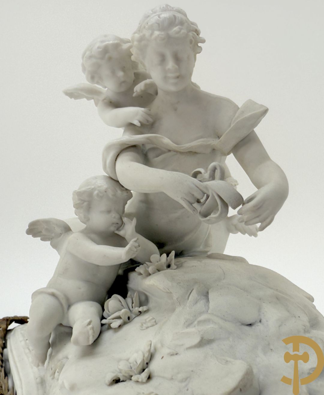 Biscuittafereel met dame met strik en 3 cupido