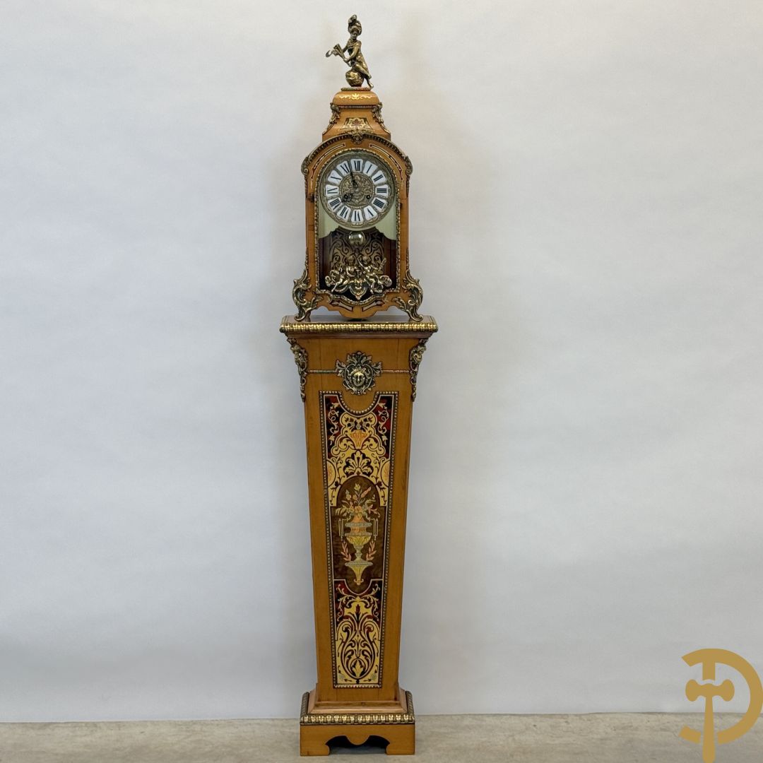 Italiaanse notelaren kartel met marqueterie en bronsbeslag, bovenaan bekroond met cupido - met bihhorende gemarqueteerde console met inleg van koper en schildpadimitatie, decor van amfoor en bronzen medusahoofd