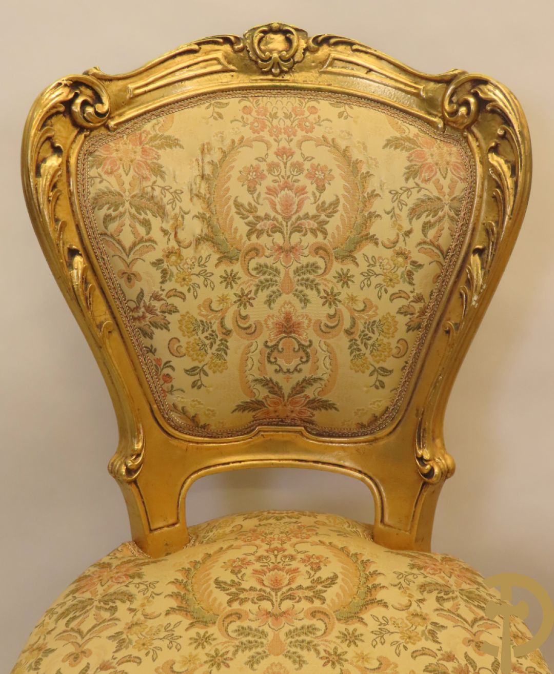Uitzonderlijke vergulde Louis XV eetkamer bestaande uit vijfdeursdressoir met voluutvormige accanthusranken en rocailles, beschilderd met bloemenmotieven en centraal tafererel met hoornen des overvloeds + bijhorende spiegel vergulde tafel op voluutvormige poten met zes bijhorende stoelen + vitrine met accanthusranken en centrale deur, op voluutvormige poten