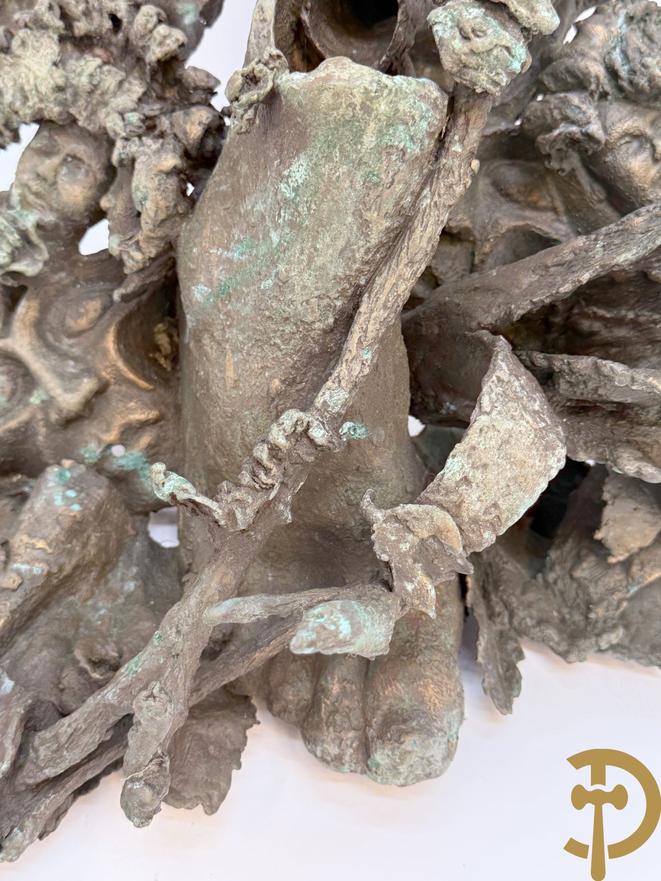 Lampens Mark (van maar ongetekend)  bronzen sculptuur met voet, maskers en fles