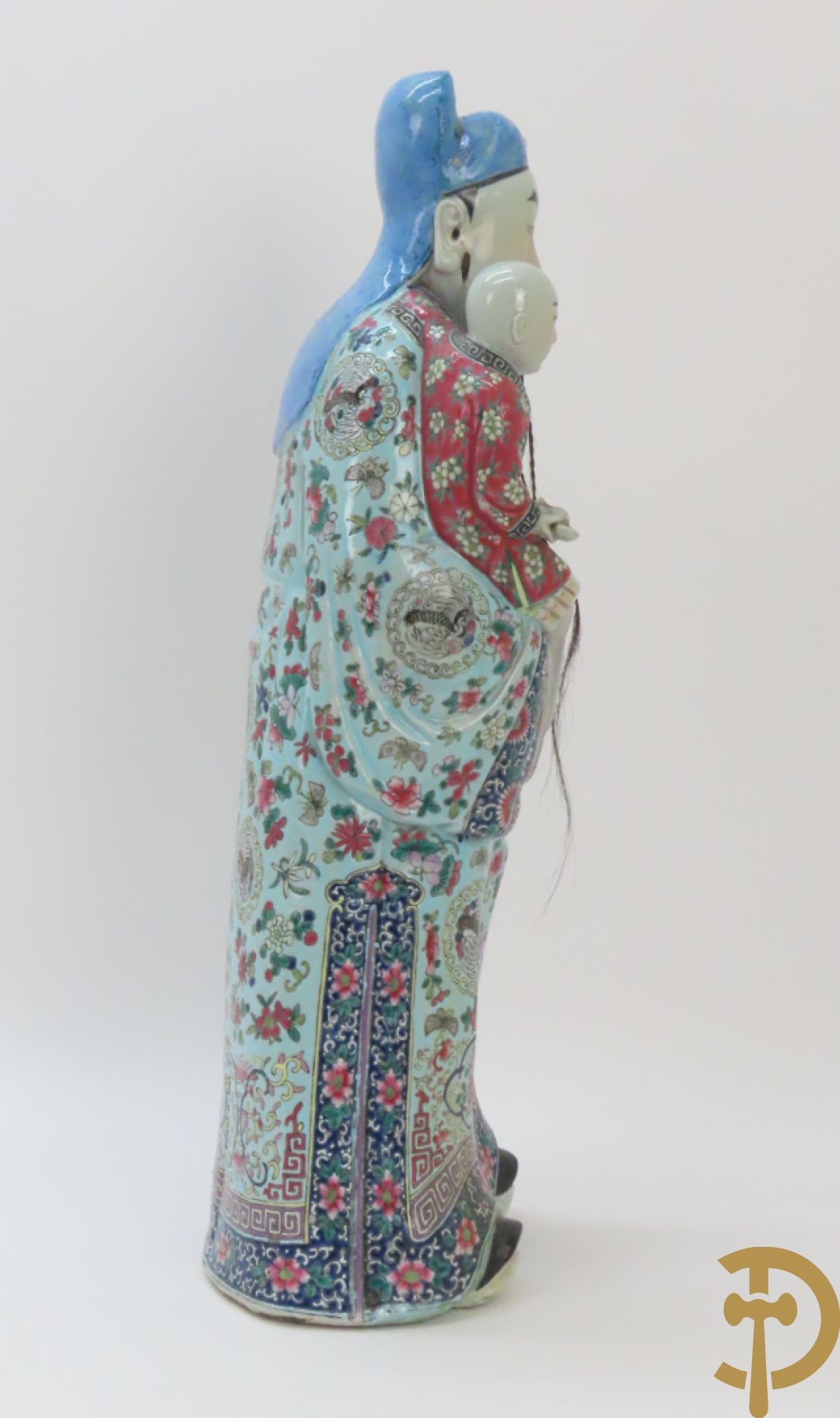 Chinese porseleinen wijsgeer dragende een kind