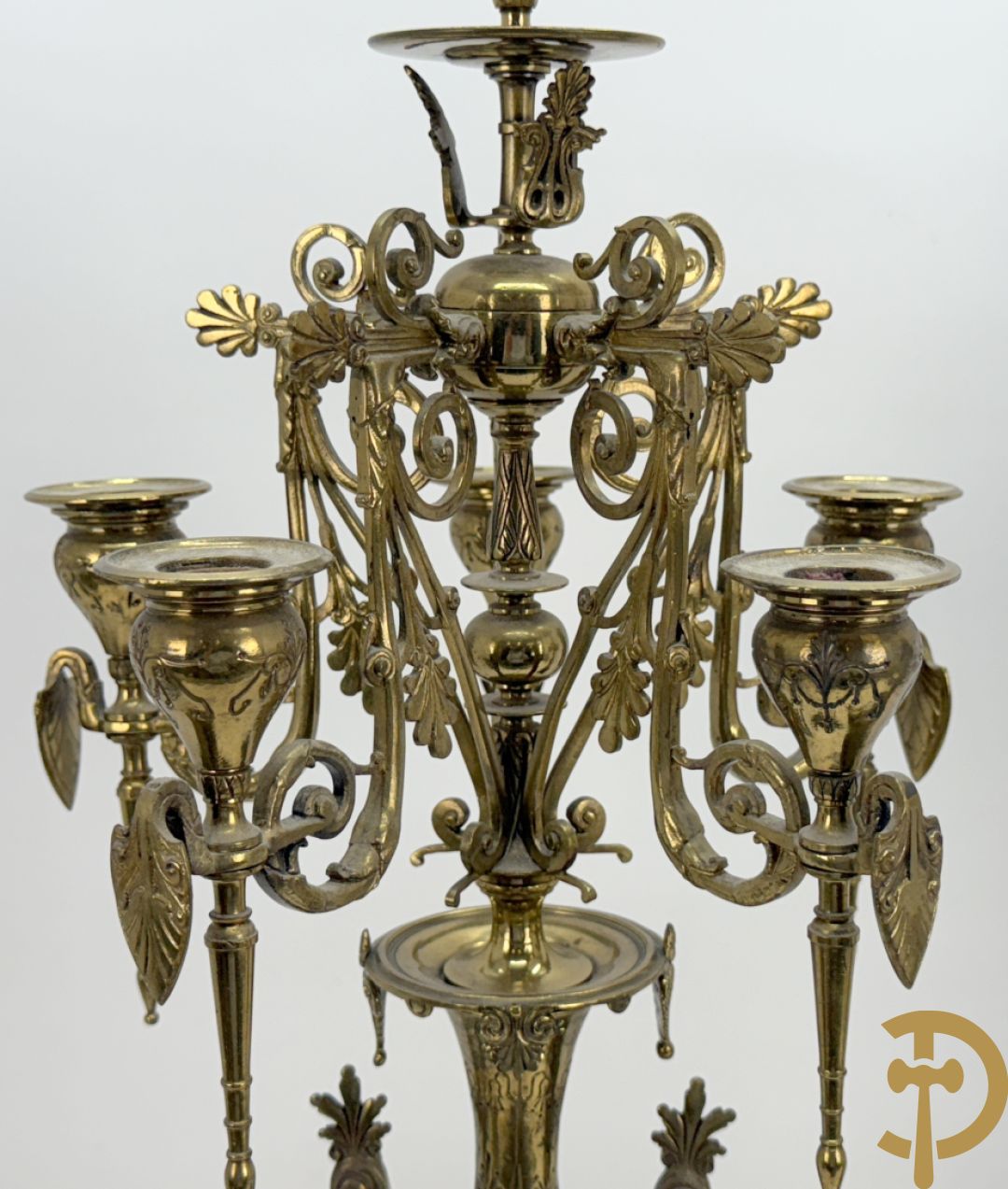 Zwart marmeren garnituur Napoleon III bestaande uit paar bronzen vuurrvergulde vijfarmige kandelaars bezet met vogels op zwarte marmeren basis met hertenkoppen + zwart marmeren middenstuk met klok bezet met hertenkoppen (zonder beeld)