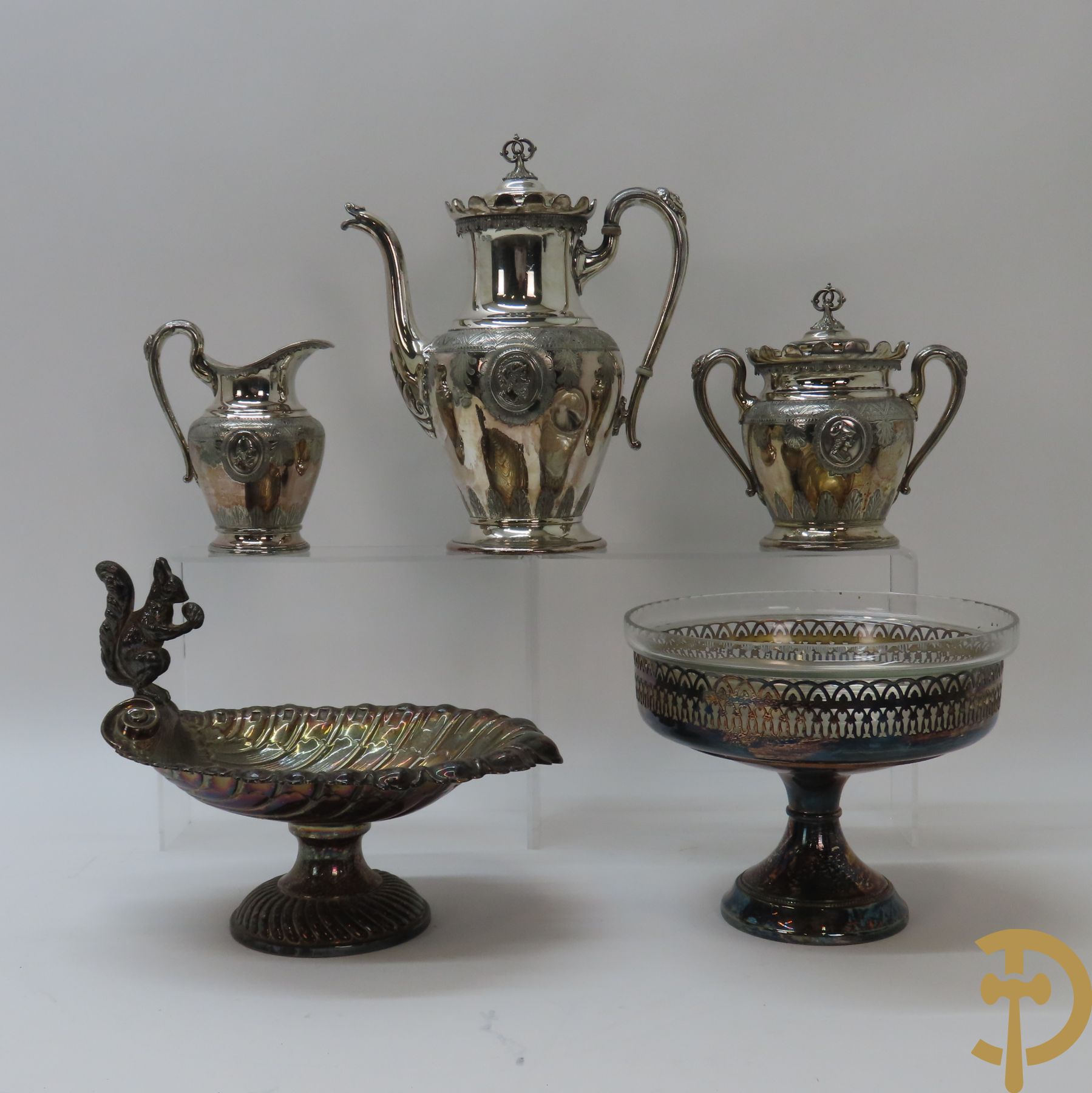 Verzilverd koffiestel MFD & Plated by Reed & Barton 2046 bestaande uit koffiekan, melkkan en suikerpot met ovale medaillons + verzilverde coupe met eekhoorn en rocaille + verzilverde coupe met glas + Verzilverde schenkkan met houten handvat