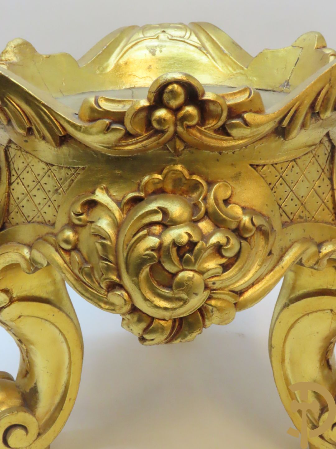 Twee vergulde sokkels met accanthusranken