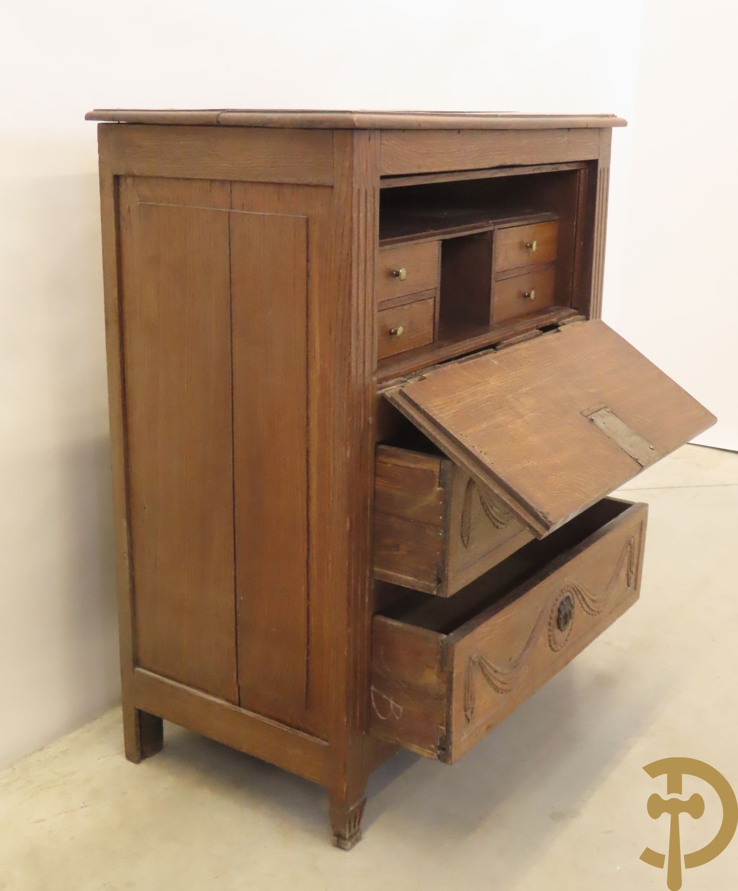 Massief eiken tweeladencommode Louis XVI met bovenaan 3e lade als klep en ingebouwde secretaire