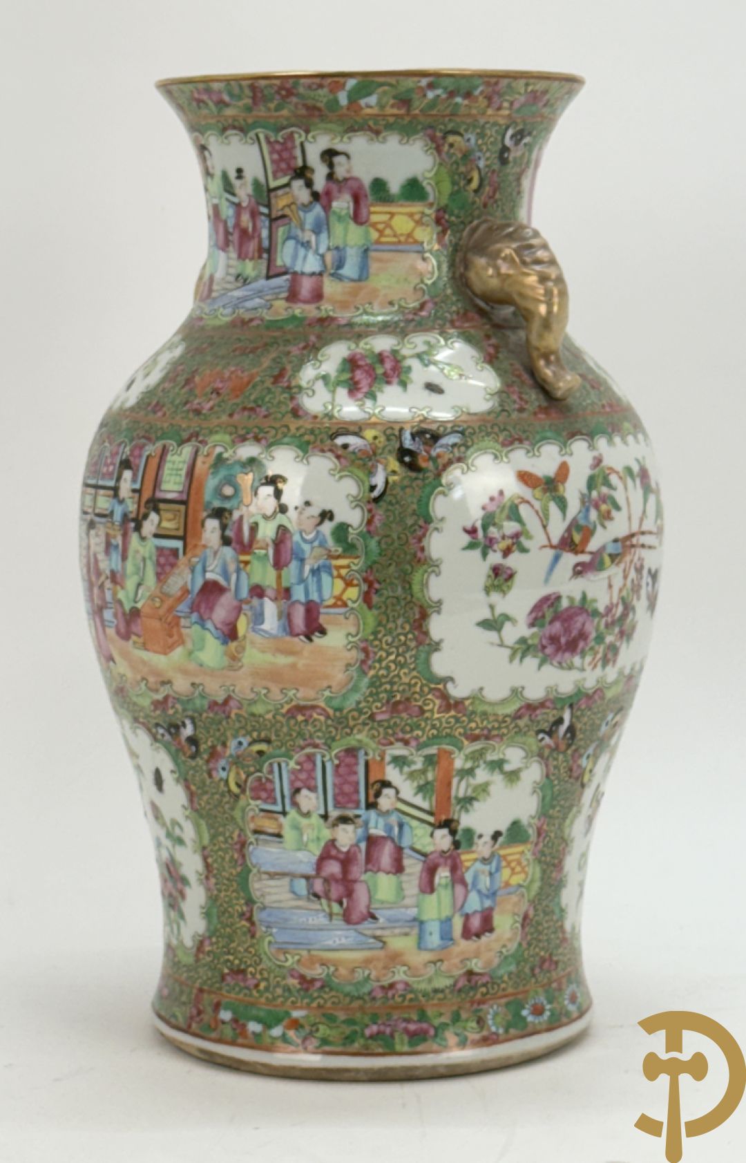 Chinese porseleinen Kantonvaas met geanimeerde taferelen, bloemen, vogel en vlinderdecor