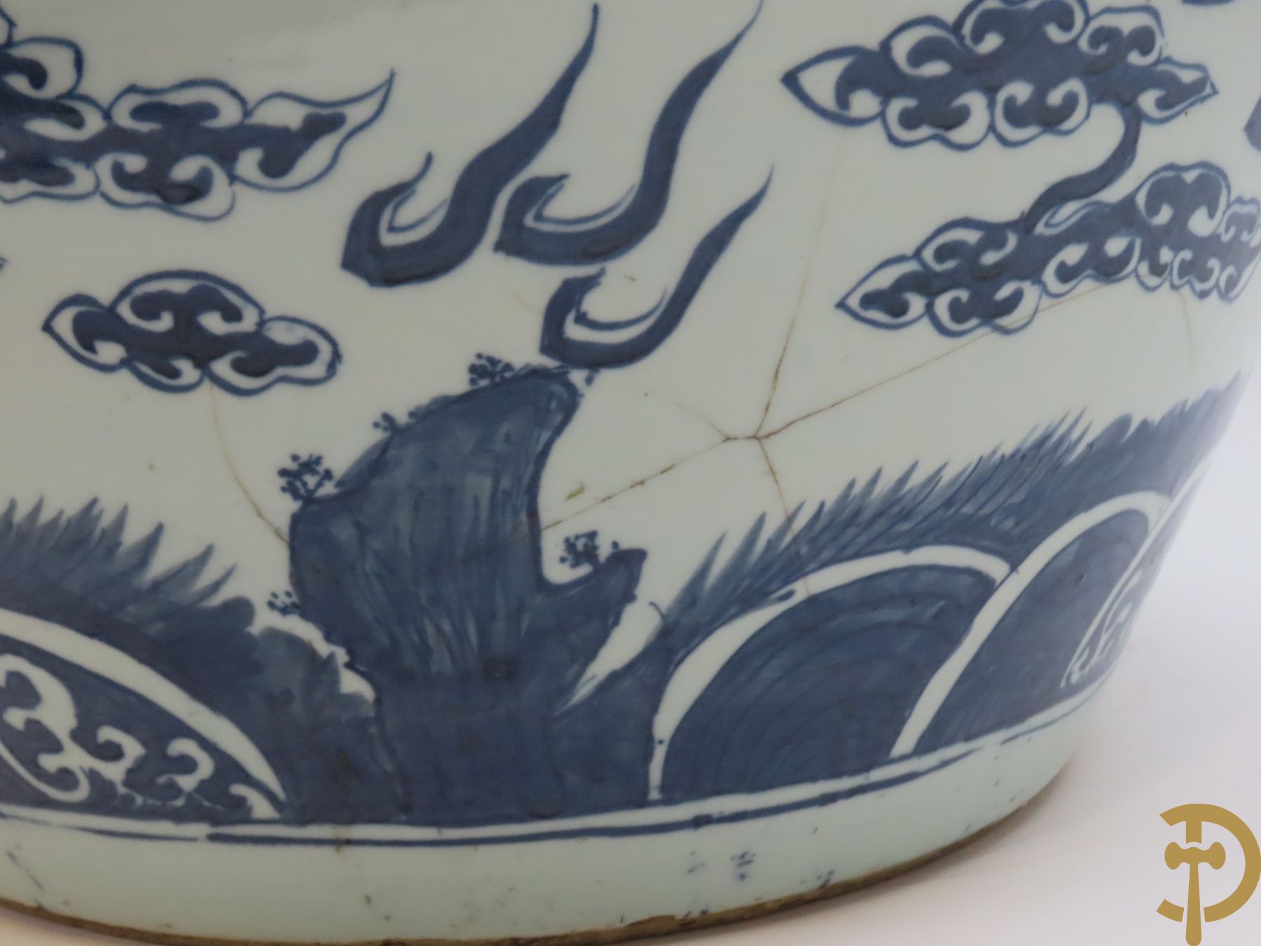 Chinese porseleinen blauw - witte cachepot met met drakenmotieven en wolkendecor