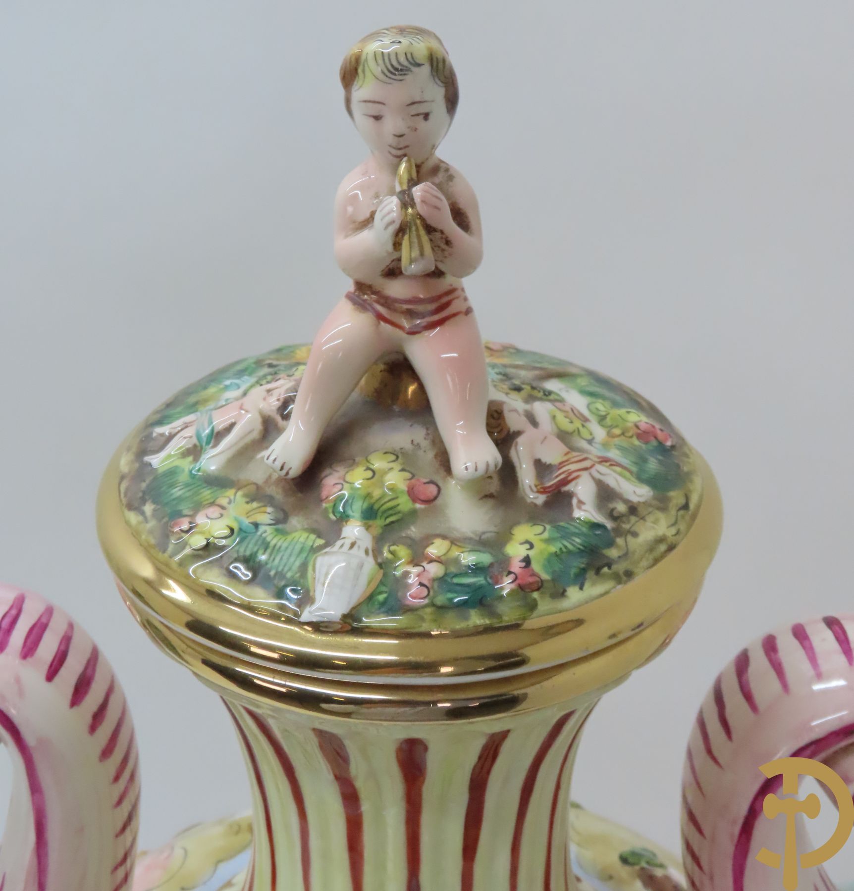 Grote decoratieve dekselvaas met cupido