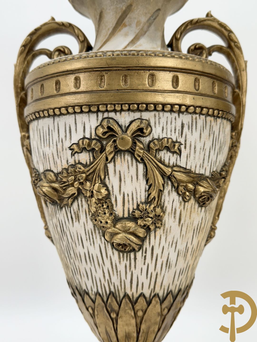 Paar cassolettes in composiet met vergulde Louis XVI motieven