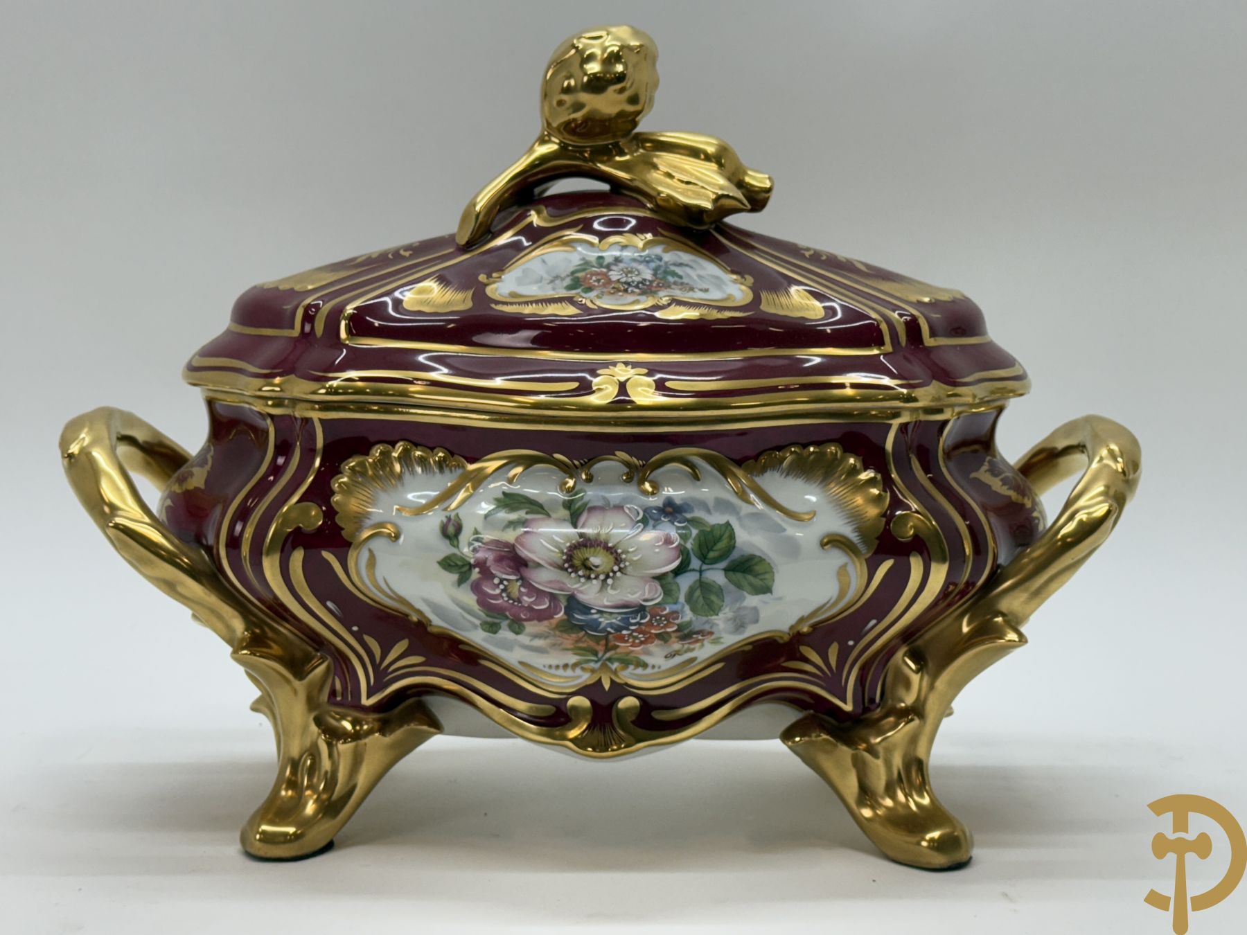 Porseleinen milieu de table (schaal en coupe) Limoges met bloemendecor en vergulde ornamenten, gemerkt onderaan