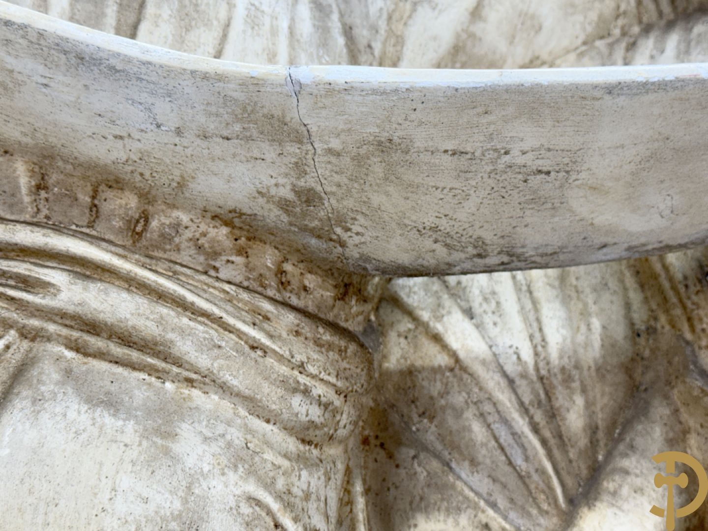 Gipsen basrelief met een zingend jongerenkoor