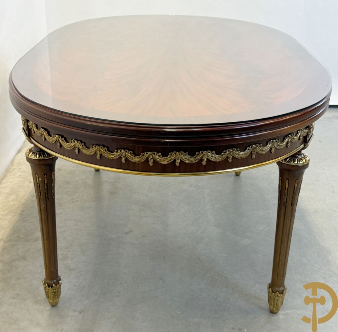 Ovale notelaren tafel bezet met bronsbeslag op gecanneleerde poten