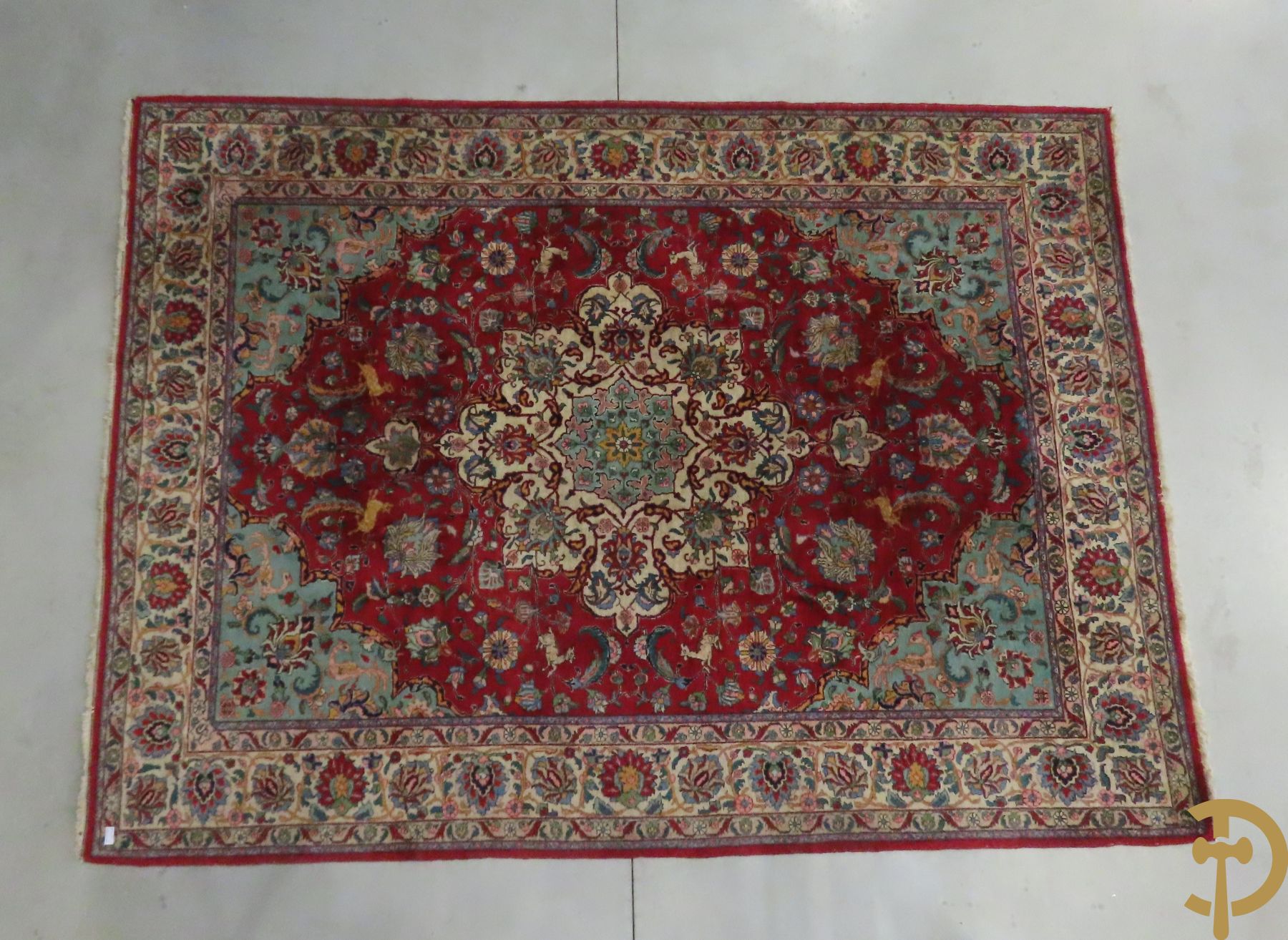 Oosters handgeknoopt tapijt met bloemen, dierenmotieven en centraal decor op rode fond