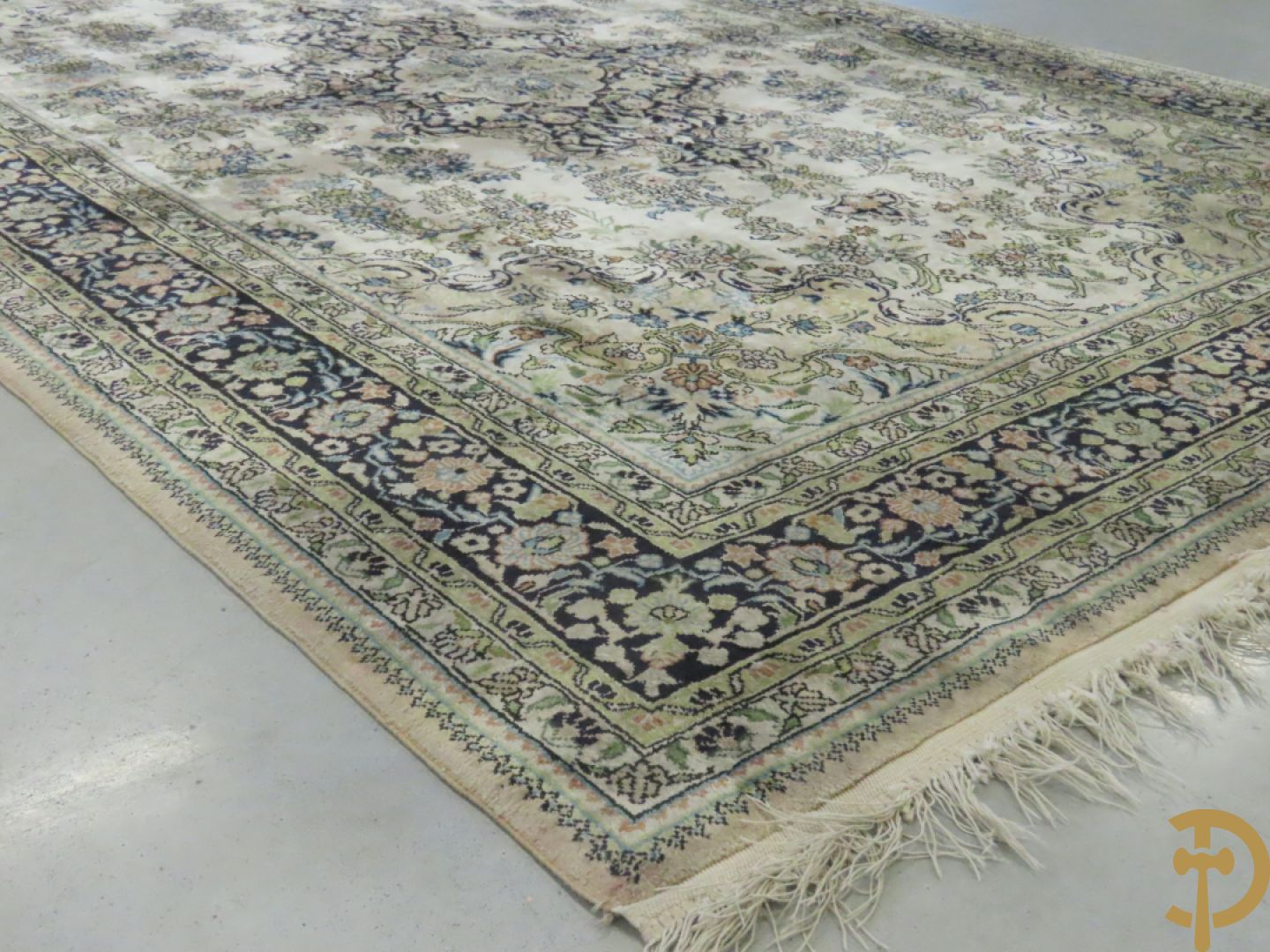 Oosters handgeknoopt tapijt met centraal medaillon, zijde op katoen