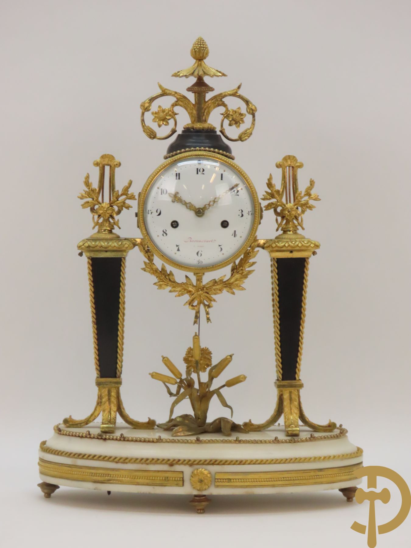 Louis XVI pendule bezet met harten en accanthusranken, binnenin met lisdoddes, Barancourt à Paris getekend