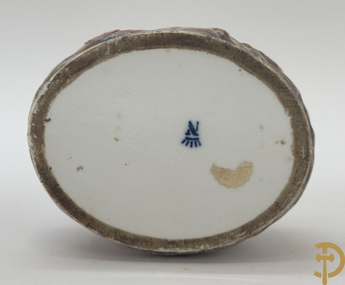 Vierkante blauw porseleinen fles Sèvres (Paul Milet) gemerkt met zilveren dop + dekseldoos Capo di Monte met cupido